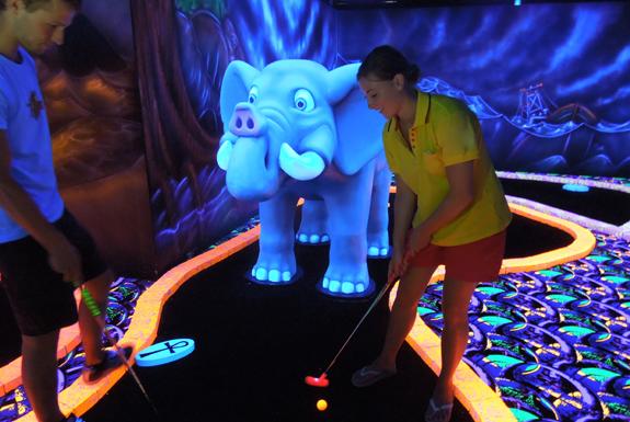 Glow Golf | Ferienpark Weerterbergen