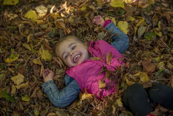 Mädchen im Laub | Ferienpark Weerterbergen