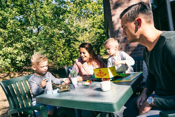 Familie am Tisch | Ferienpark Weerterbergen