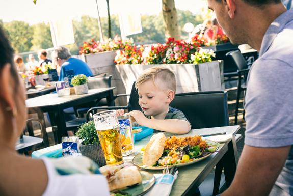 Familie isst | Ferienpark Weerterbergen