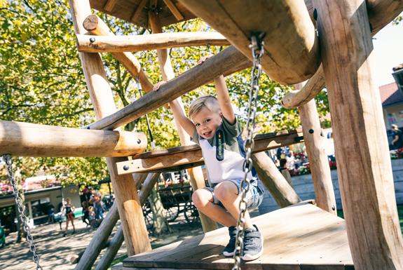 Junge auf Spielgeräten | Ferienpark Weerterbergen
